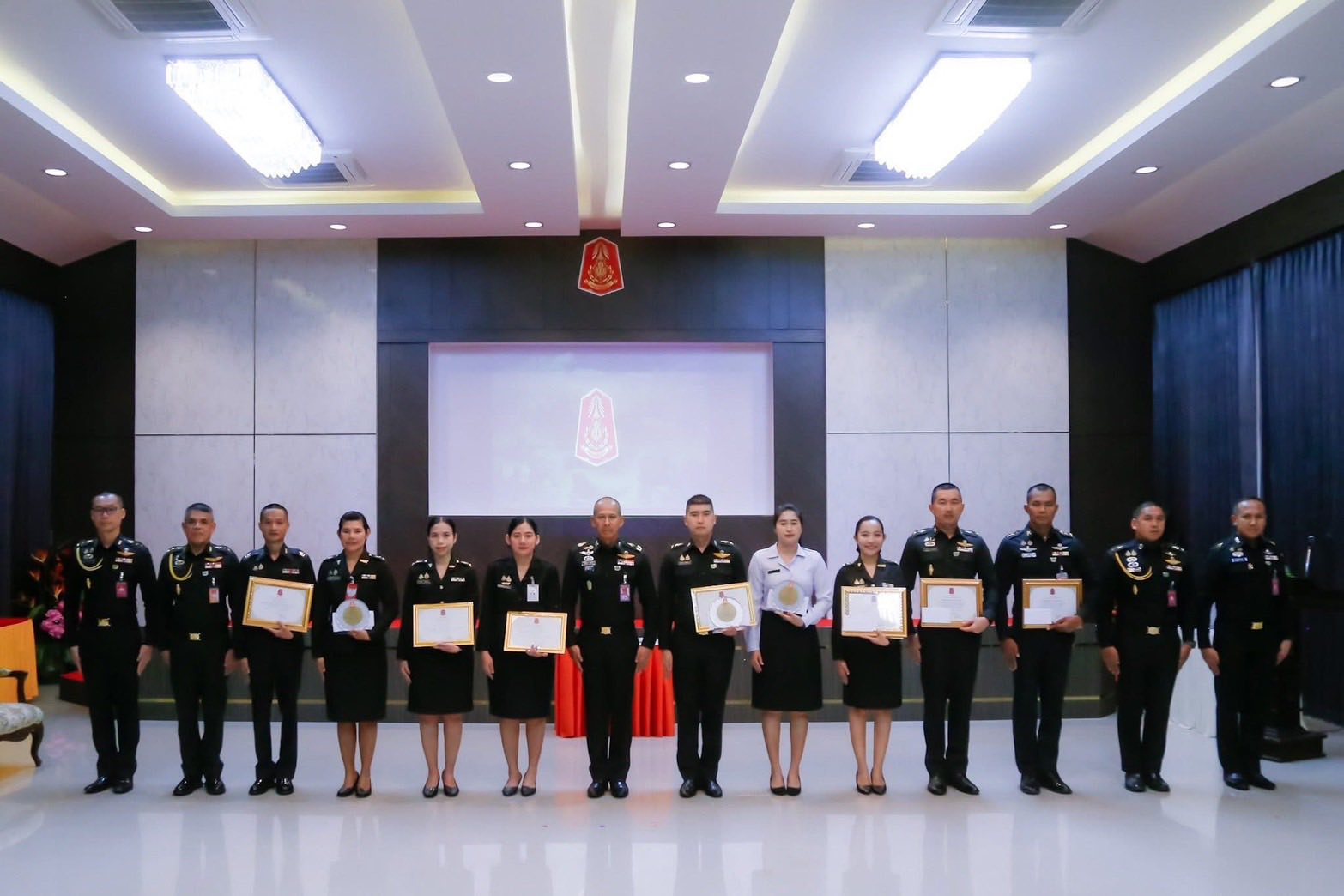 รับประกาศนียบัตร และ เงินรางวัลการประกวดการพัฒนาประสิทธภาพการให้บริการช่องทางพิเศษแบบเร่งด่วน(Fast track)