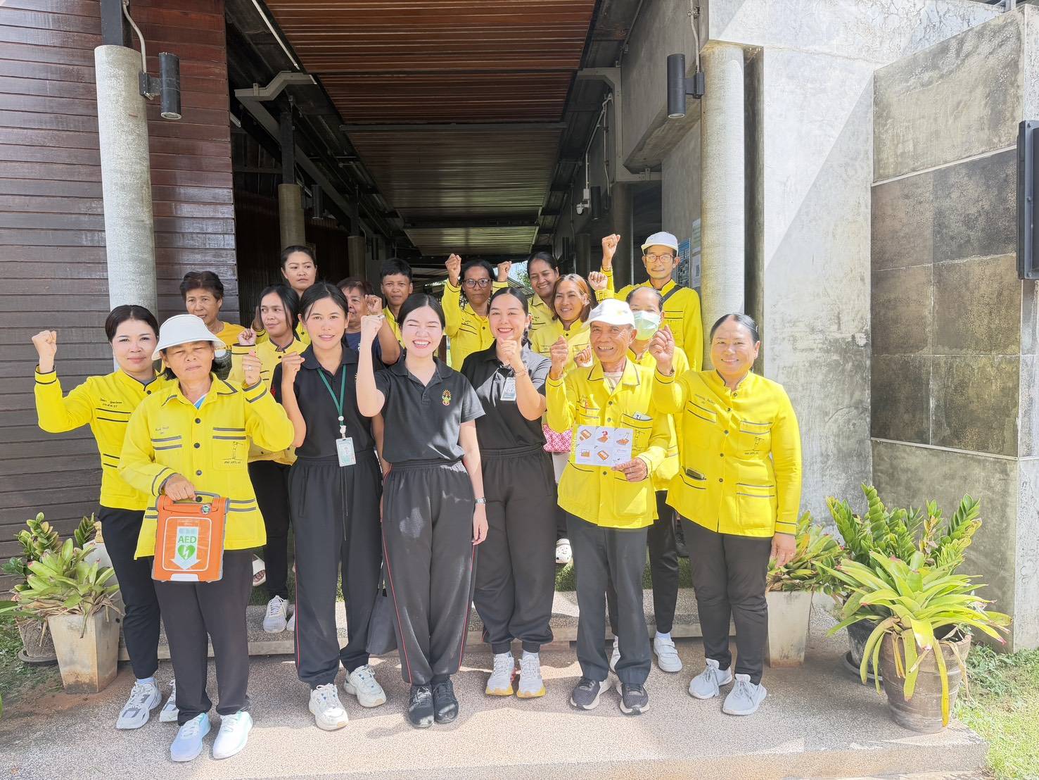 การสอนช่วยฟื้นคืนชีพขั้นพื้นฐานและการใช้เครื่องกระตุกไฟฟ้าหัวใจ AED